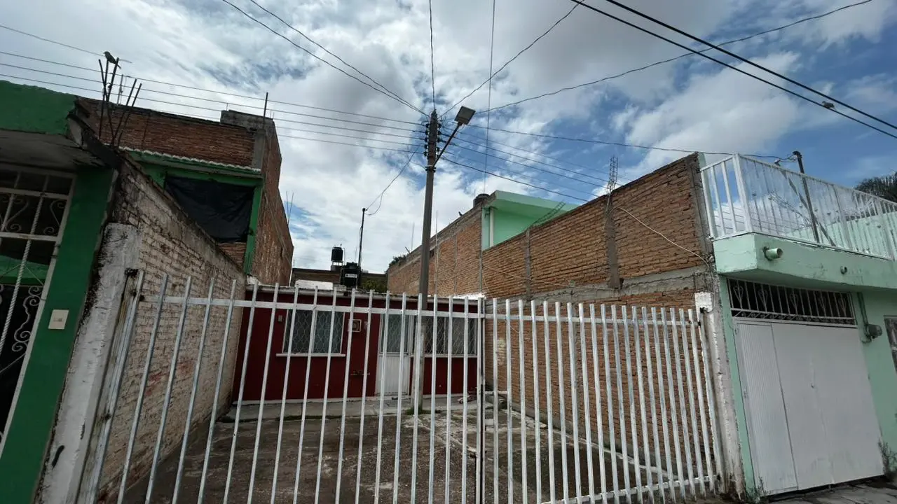 En la ciudad de Durango existen viviendas con postes de CFE en sus cocheras o jardines. Foto: Alejandro Ávila.