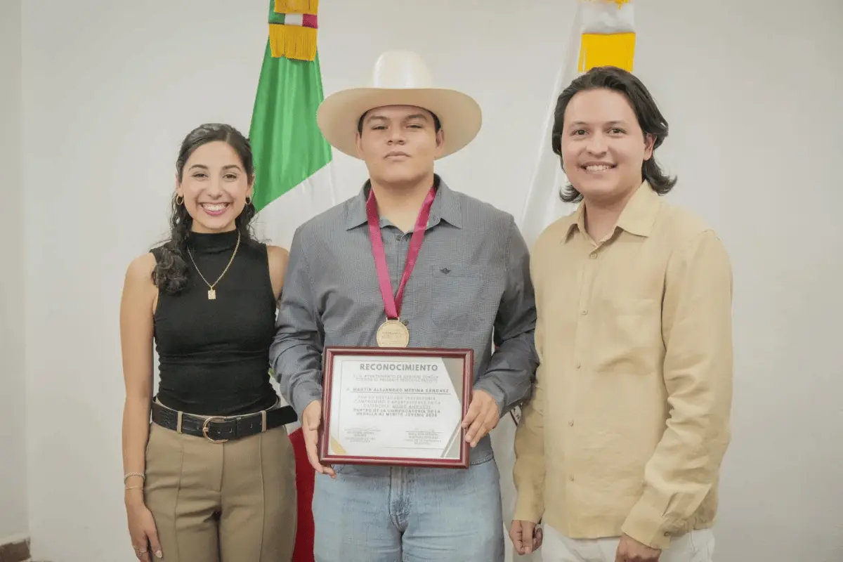 La entrega de la Medalla al Mérito Juvenil refuerza el compromiso del municipio con su juventud. Foto: Gobierno de Zuazua.