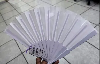 Sindicato regala  "aires acondicionados naturales" a personas encamadas ante falta de climatización en el ISSSTE