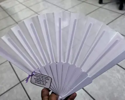 Sindicato regala  "aires acondicionados naturales" a personas encamadas ante falta de climatización en el ISSSTE