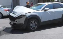 Choque en Centro de Monterrey provoca derrame de aceite y daños materiales