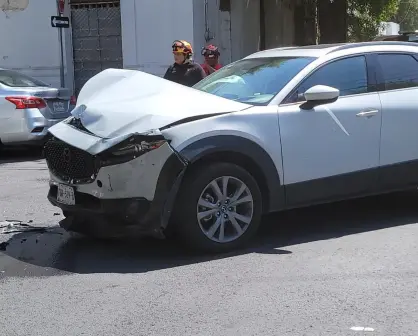 Choque en Centro de Monterrey provoca derrame de aceite y daños materiales