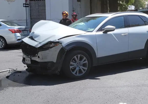 Choque en Centro de Monterrey provoca derrame de aceite y daños materiales