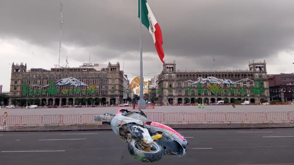 VIDEO | Motociclista noquea a taxista tras choque en el Centro Histórico de CDMX; no fue detenido