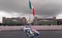 VIDEO | Motociclista noquea a taxista tras choque en el Centro Histórico de CDMX; no fue detenido