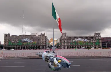 VIDEO | Motociclista noquea a taxista tras choque en el Centro Histórico de CDMX; no fue detenido