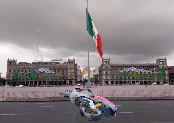 VIDEO | Motociclista noquea a taxista tras choque en el Centro Histórico de CDMX; no fue detenido