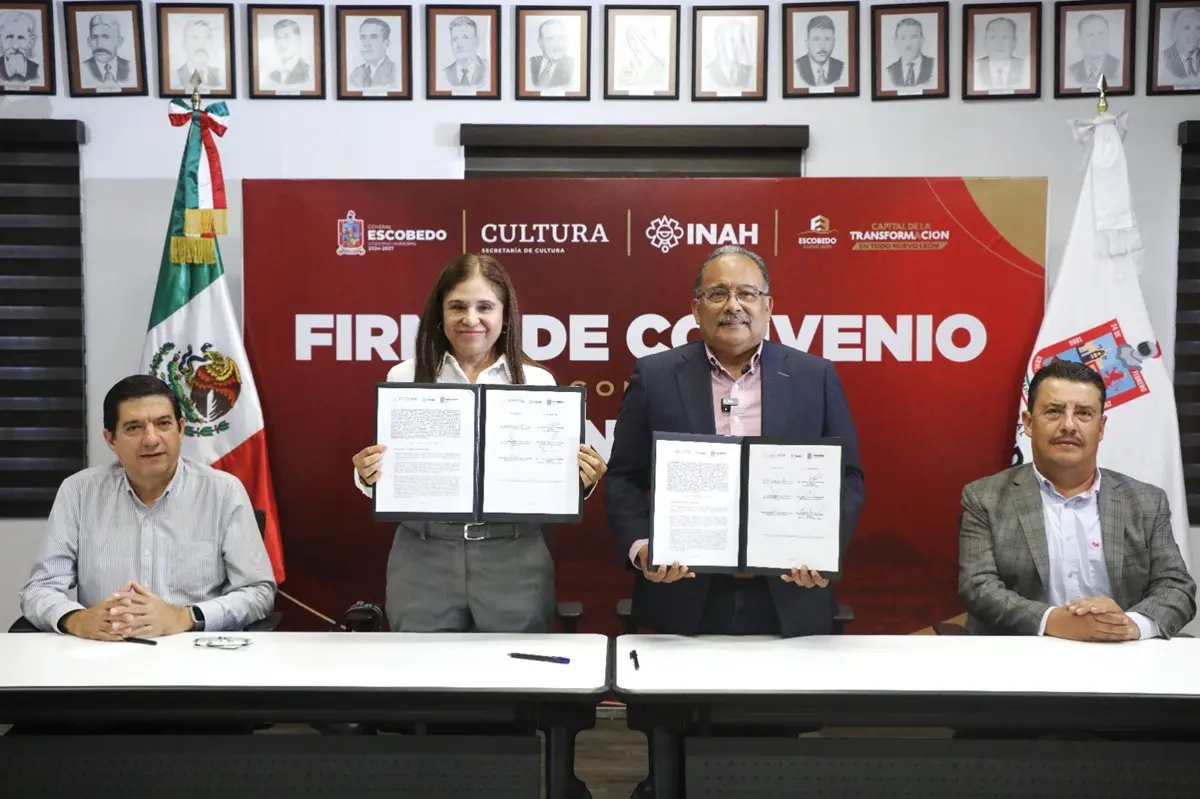 El alcalde de Escobedo, Andrés Mijes, y Martha Elda Ávalos Salazar, directora del INAH en Nuevo León, tras la firma del convenio. Foto: Gobierno de Escobedo