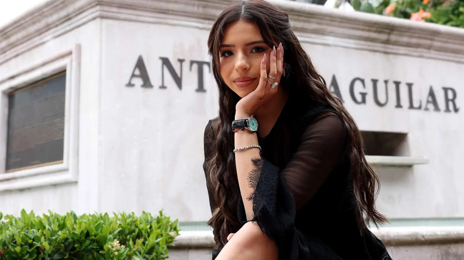 Ángela Aguilar reacciona en sus redes sociales ante la muerte de Miguel de la Mora Foto: Especial