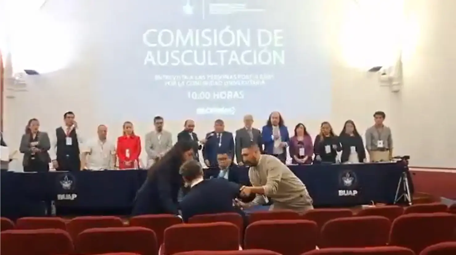 VIDEO | Aspirante a la rectoría de la BUAP se desmaya tras ser rechazado como candidato. Foto: X (@PamCerdeira)