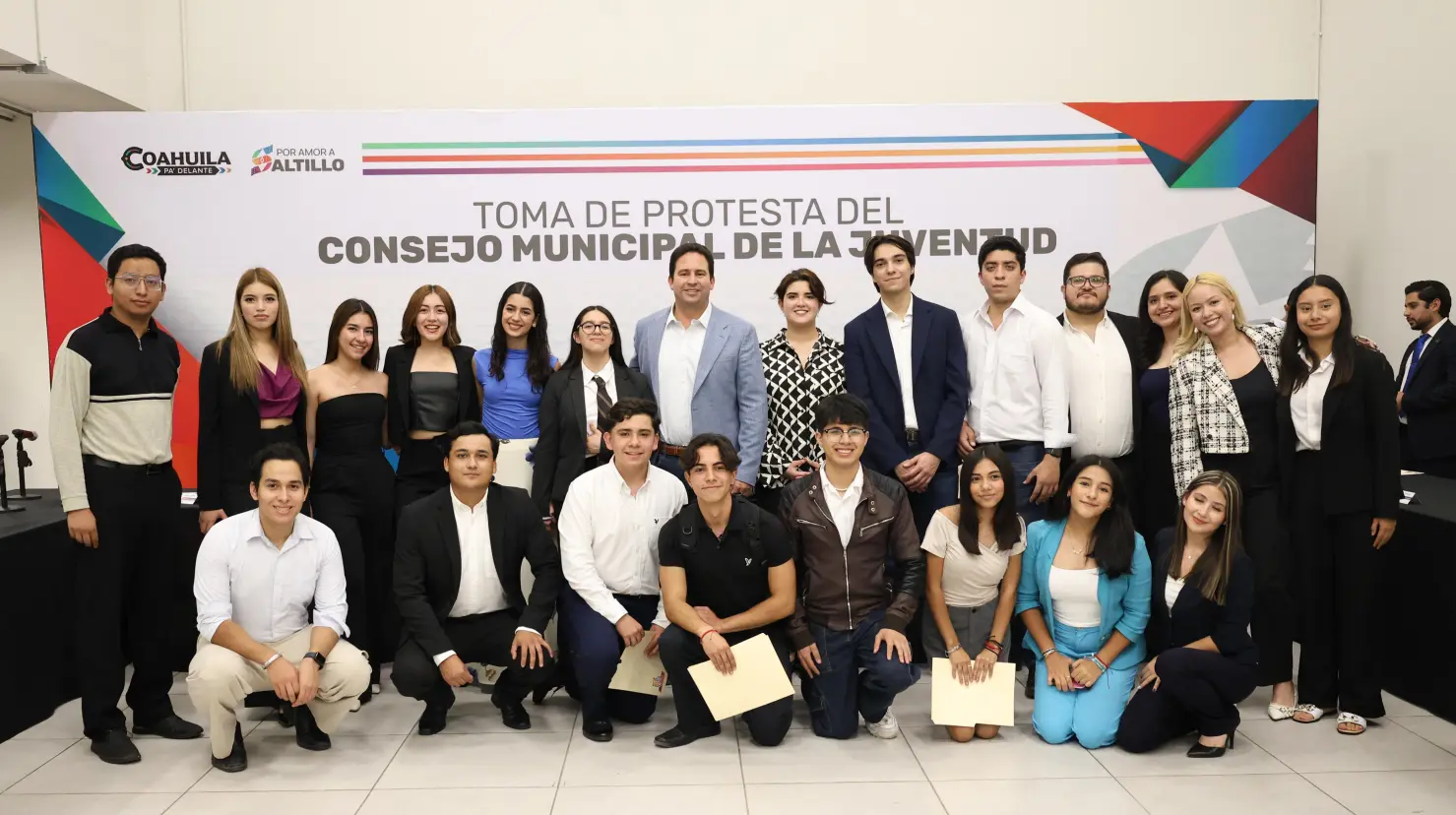 El alcalde Javier Díaz junto a los jóvenes que conforman el consejo. (Fotografía: Javier Díaz)