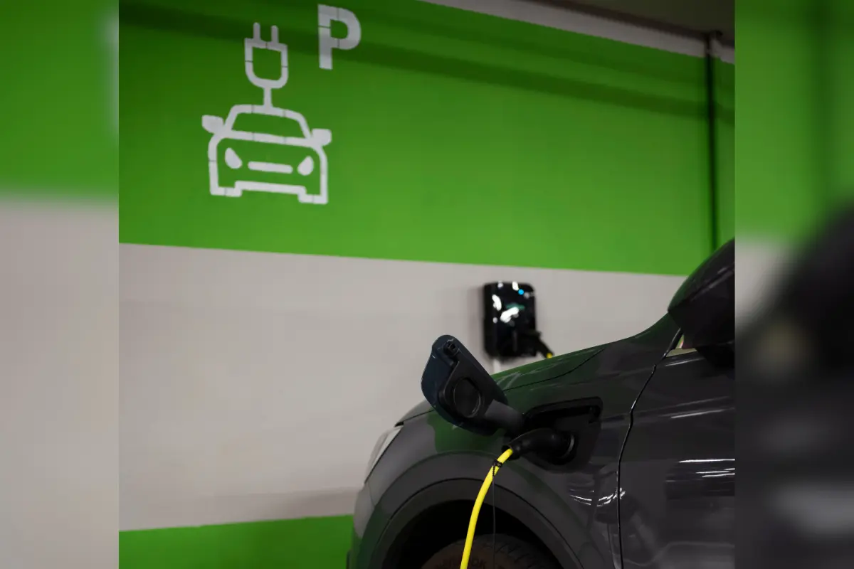 El proyecto del primer cargador público para autos eléctricos ha iniciado y estará listo dentro de poco, de acuerdo a las autoridades estatales. Foto: Freepik
