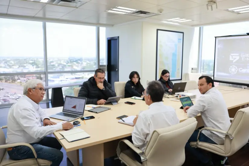 Reunión de trabajo entre autoridades de Desarrollo Energético y la empresa que colaborará en la instalación del primer cargador público para autos eléctricos en Tamaulipas. Foto: Carlos García