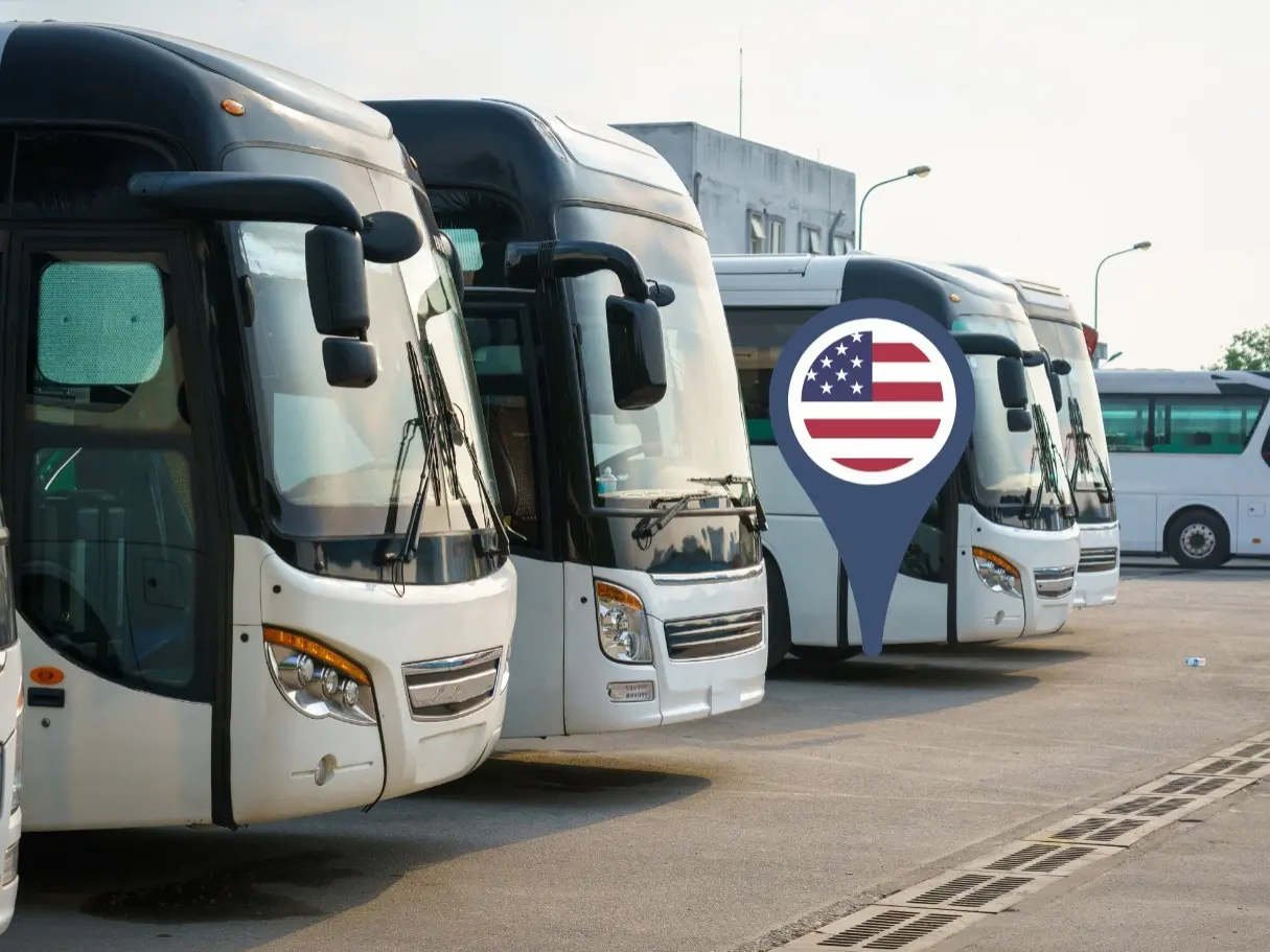 Desde esta terminal, ubicada en el corazón de la capital de Nuevo León, operan diversas líneas de autobuses que ofrecen rutas hacia ciudades fronterizas y también a destinos más alejados dentro del territorio estadounidense. Foto: Canva.