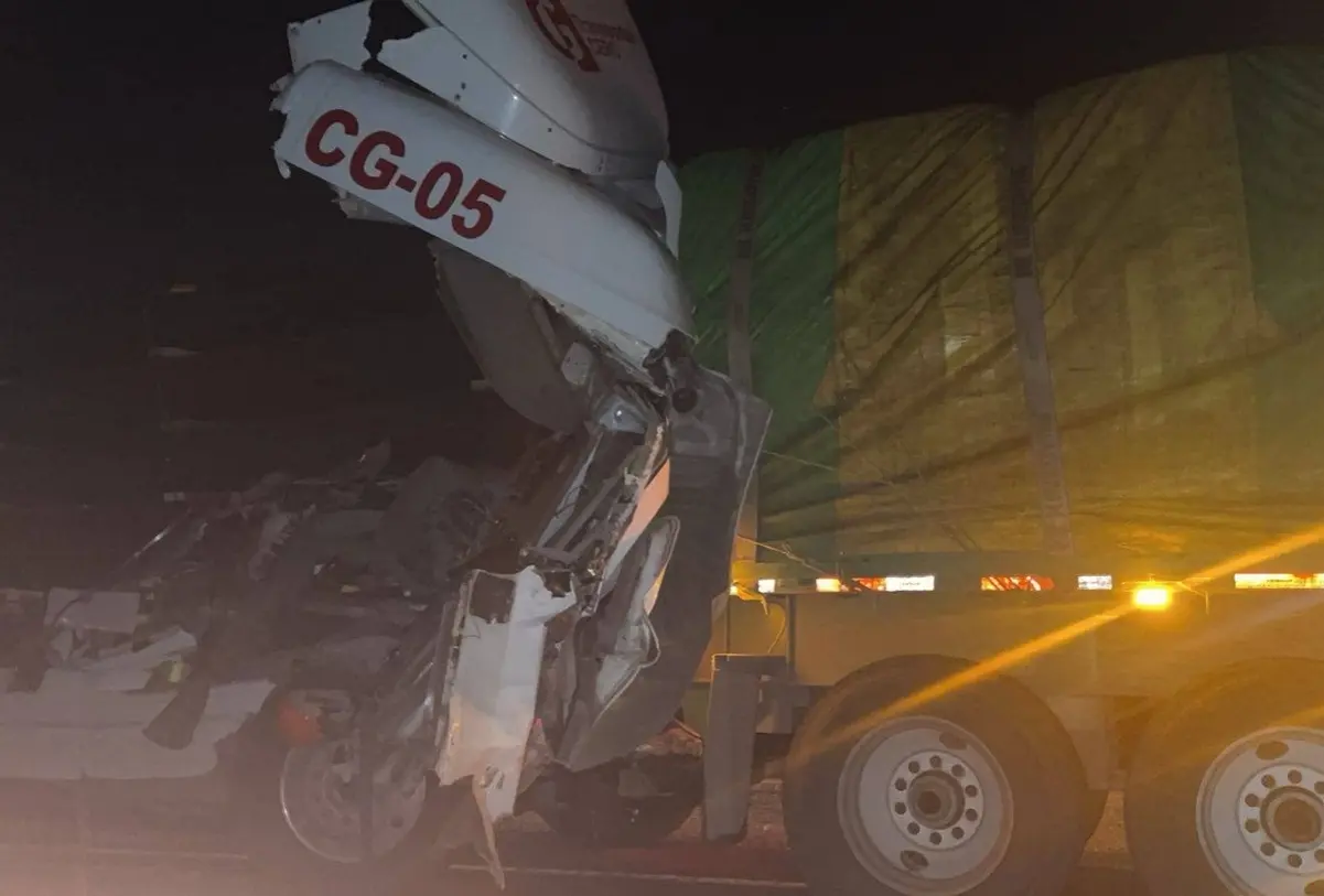 Protección Civil de Nuevo León y la Guardia Nacional se movilizaron para atender el choque y mantener la seguridad en la Carretera Saltillo-Monterrey. Foto: Protección Civil de Nuevo León.