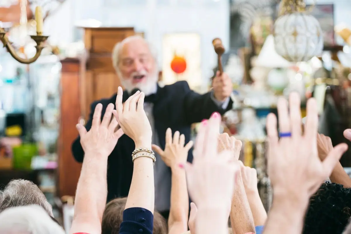 Manos levantadas simulando una subasta Foto: Canva