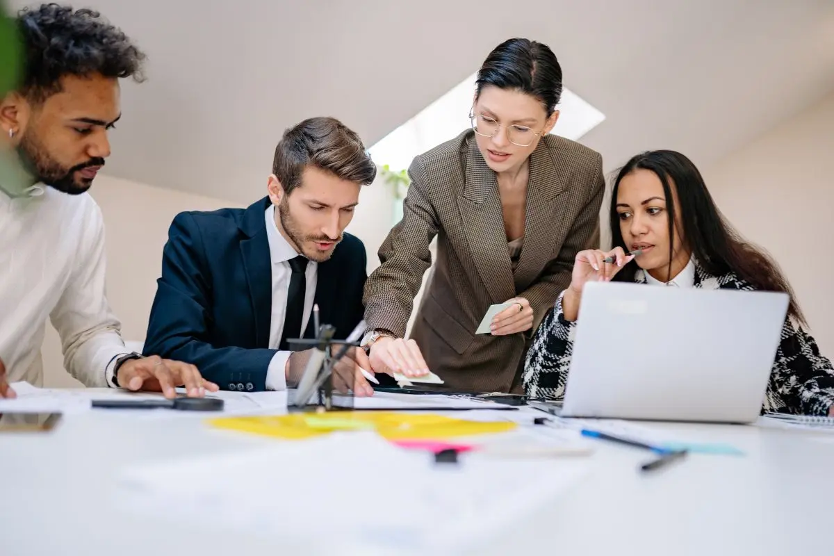 Mujeres y hombres en reunión de trabajo Foto: Canva