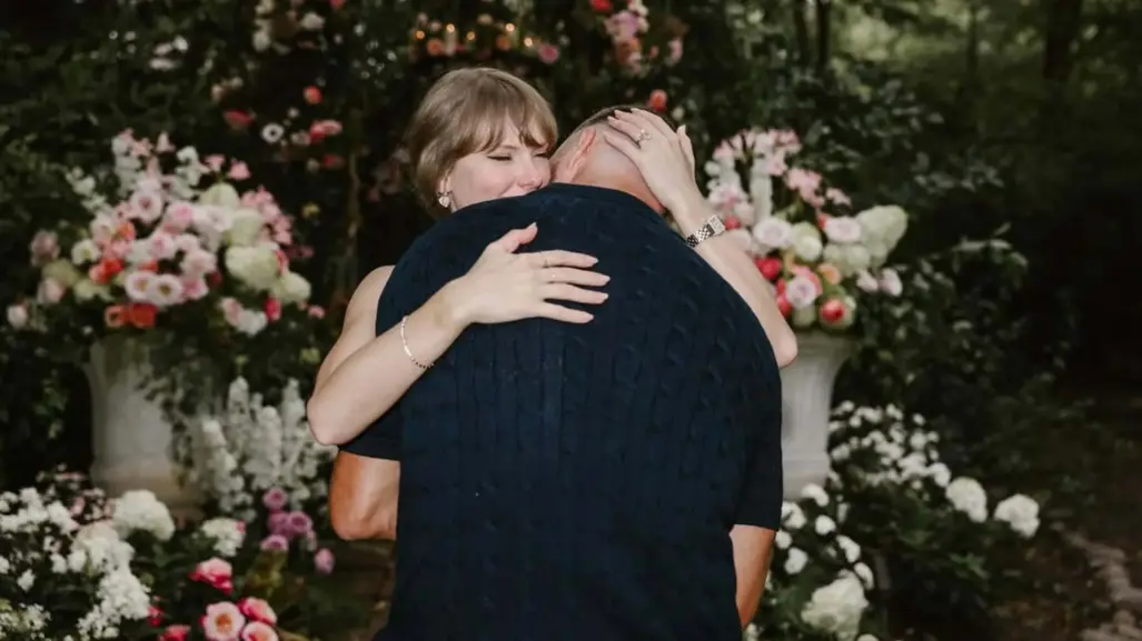 Suegro de Taylor Swift revela cuándo fue que la cantante se comprometió con su hijo