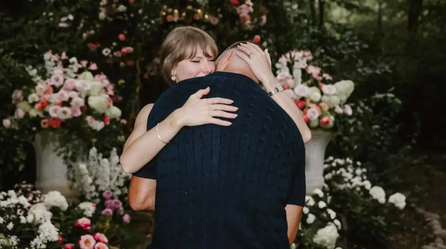 Taylor Swift y Travis Kelce se comprometieron hace apenas dos semanas en el jardín de la casa del padre de Travis en Missouri. Foto. Instagram @taylorswift.