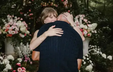 Suegro de Taylor Swift revela cuándo fue que la cantante se comprometió con su hijo