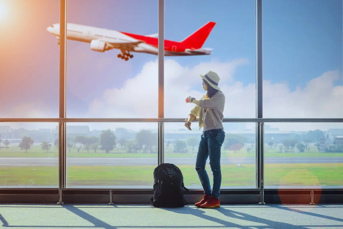 Una persona esperando un vuelo. Foto: Canva