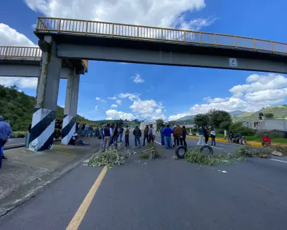 Vecinos bloquean La Marquesa-Tenango por desabasto de agua; exigen solución inmediata