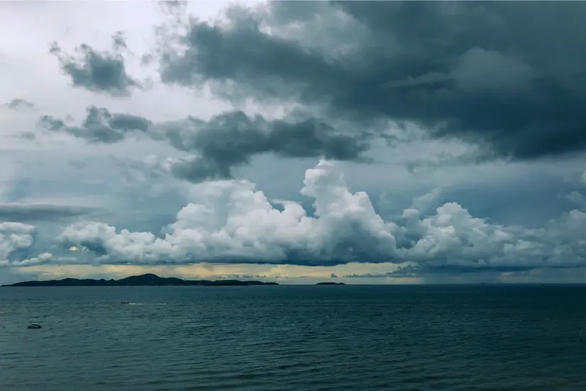 La superstición del silbido prohibe hacerlo sobre el barco para evitar tormentas o vientos fuertes. Foto: Freepik