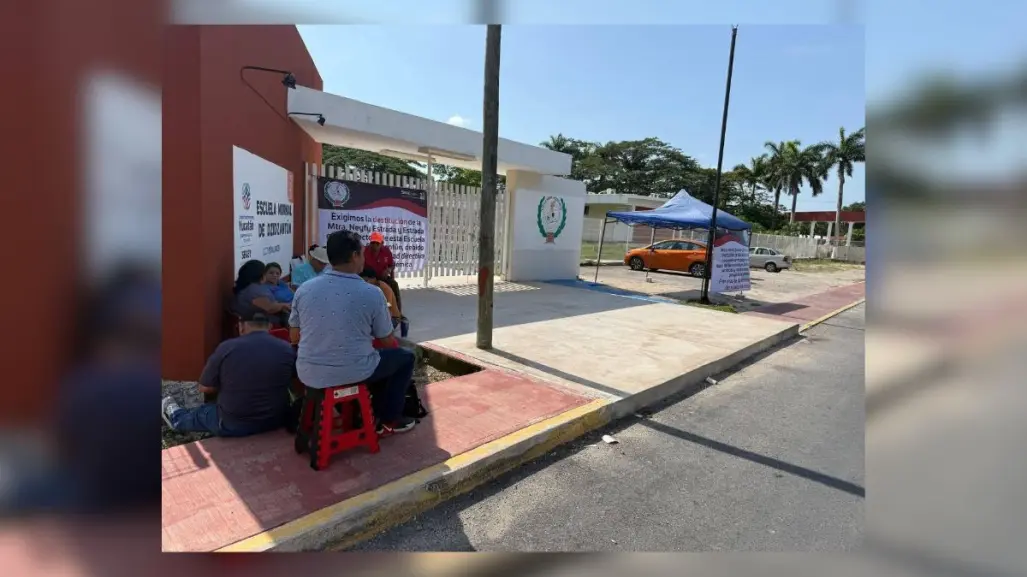 Maestros toman la  escuela Normal de Dzidzantún en protesta contra su directora