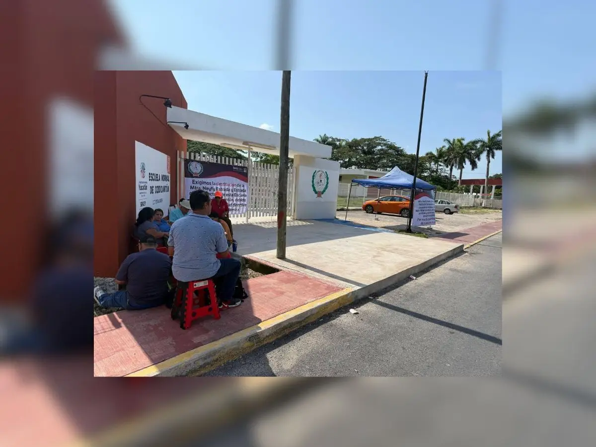 Un grupo de maestros tomó la mañana de este jueves la escuela Normal de Dzidzantún en protesta contra su directora a quien acusan de malos tratos.- Fuente Telesur Yucatán