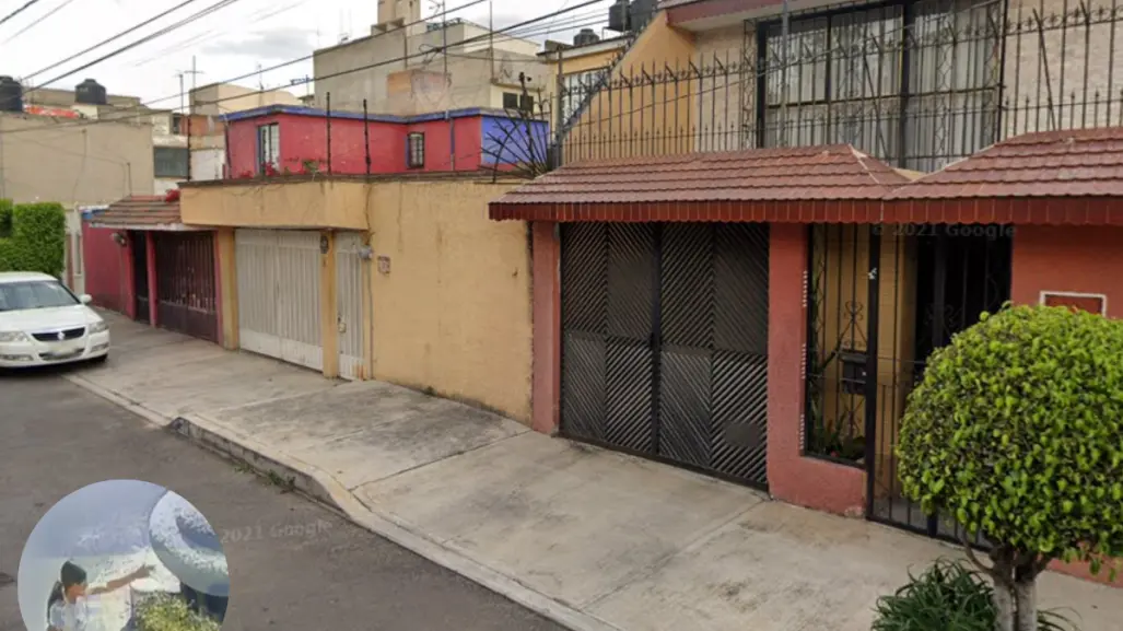 VIDEO | Mamá induce a su hija a robar cama de perro en Iztapalapa y huyen juntas