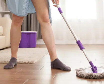 ¿Qué pasa si te barren los pies? La popular superstición que persiste en Tamaulipas