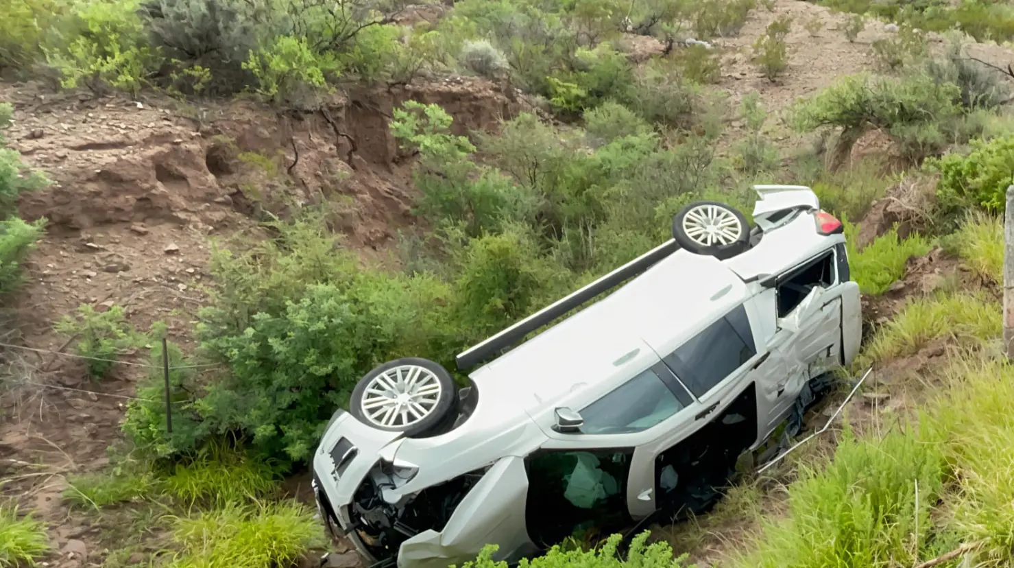 La camioneta blanca salió de la carretera. (Fotografía: Cortesía)