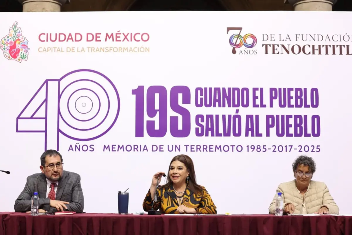 Clara Brugada con funcionarios en evento del 19 de septiembre. Foto: Gobierno CDMX