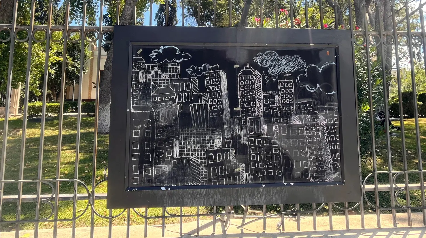 No se han registrado exposiciones nuevas en las rejas del Ateneo Fuente en Saltillo. (Fotografía: Leslie Delgado)