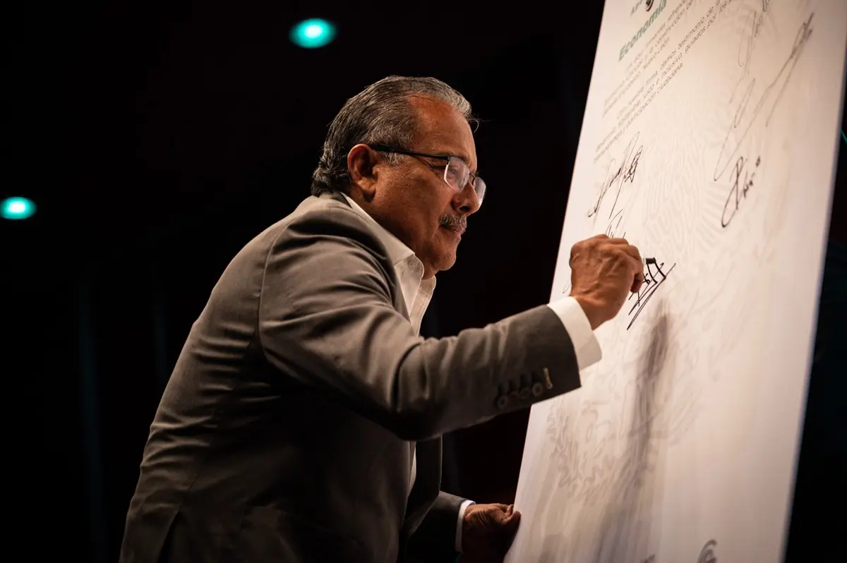El alcalde de Escobedo, Andrés Mijes, se suma al Acuerdo Nacional de Municipios por la Economía Circular y la Confiabilidad. Foto: Gobierno de Nuevo León