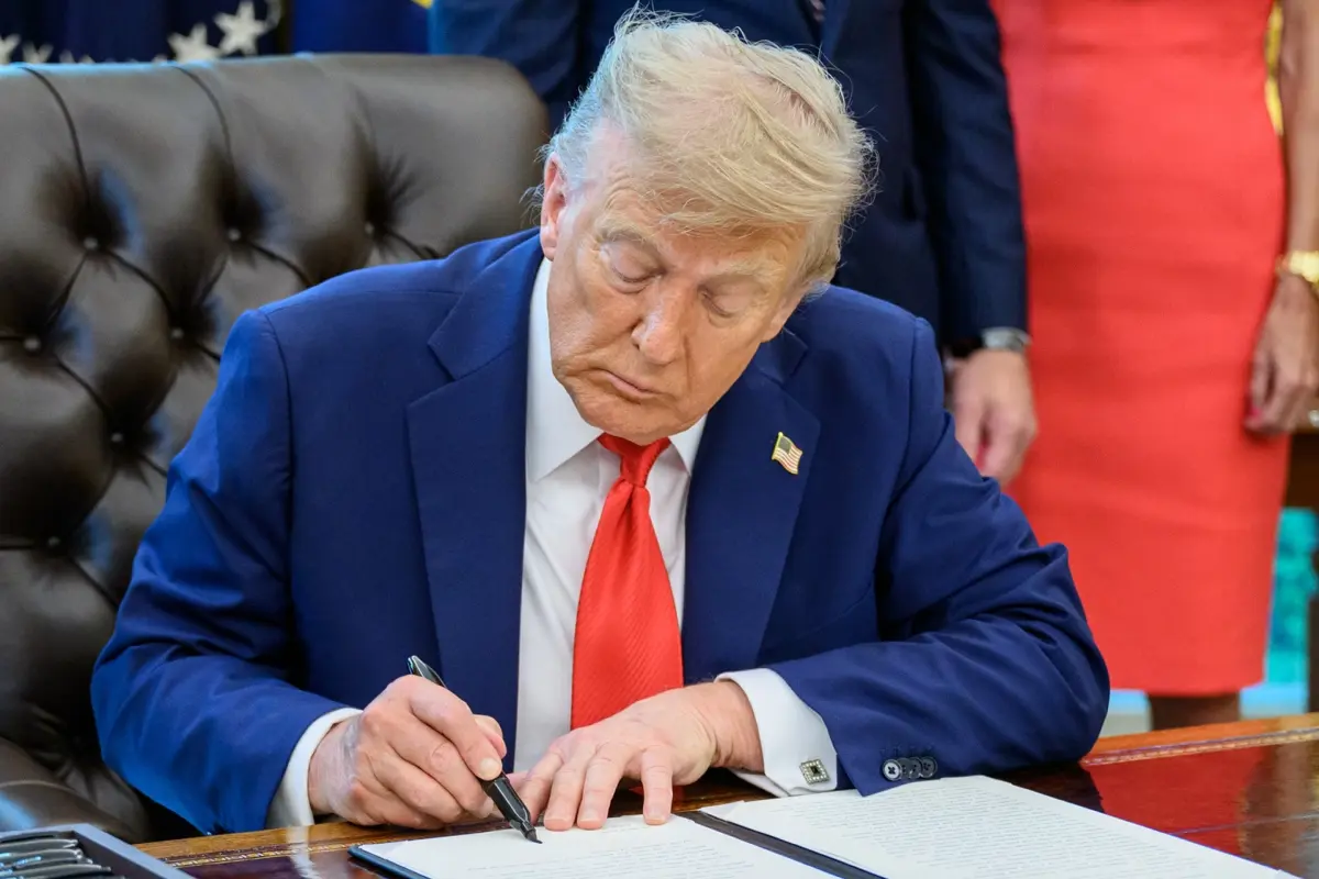 Donald Trump firmando documento Foto: The White House