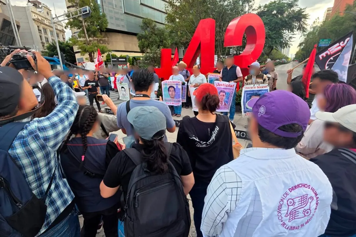 Protestantes a favor de los normalistas de Ayotzinapa Foto: X(Twitter) @CDHCMX
