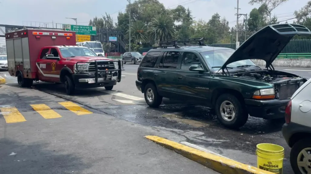 Bomberos controlan incendio de vehículo en la carretera México-Toluca, en Cuajimalpa