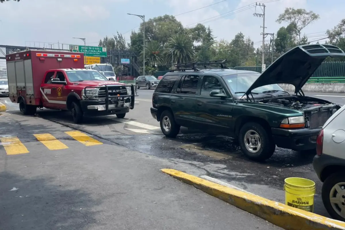 Incendio de vehículo en la carretera México-Toluca, en Cuajimalpa. Foto: Luis Antonio Alfaro