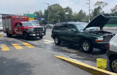 Bomberos controlan incendio de vehículo en la carretera México-Toluca, en Cuajimalpa