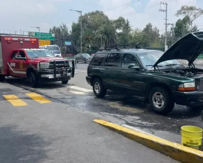 Bomberos controlan incendio de vehículo en la carretera México-Toluca, en Cuajimalpa