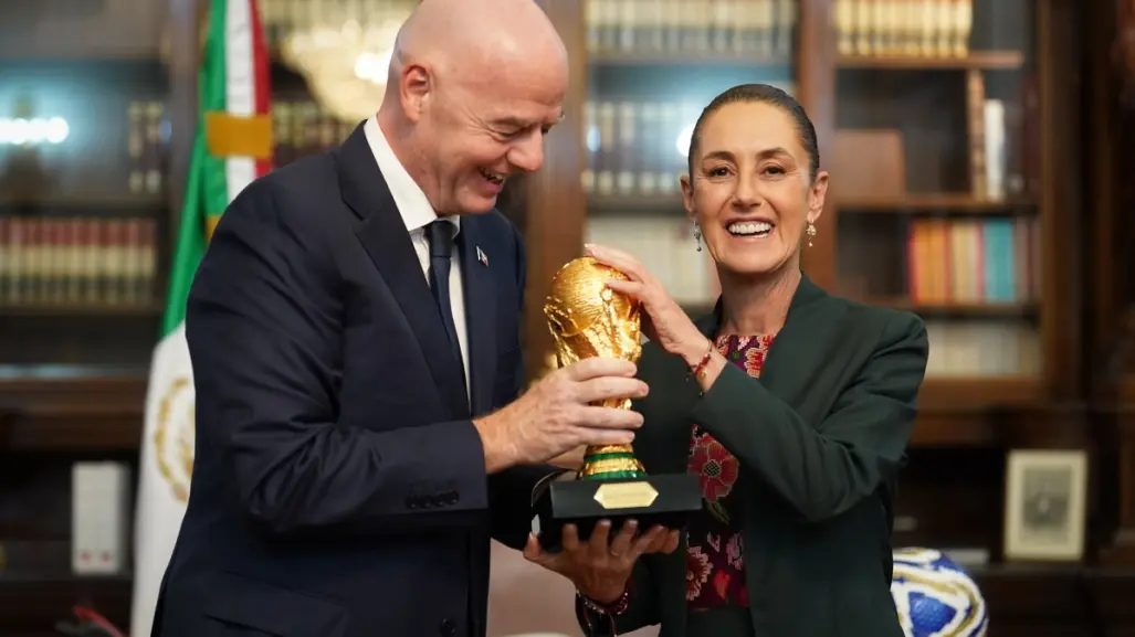 Claudia Sheinbaum recibe a Gianni Infantino, presidente de la FIFA, y le obsequia la Copa del Mundo