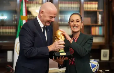Claudia Sheinbaum recibe a Gianni Infantino, presidente de la FIFA, y le obsequia la Copa del Mundo