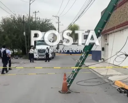 VIDEO | Tráiler derriba postes y causa cierre vial en Guadalupe