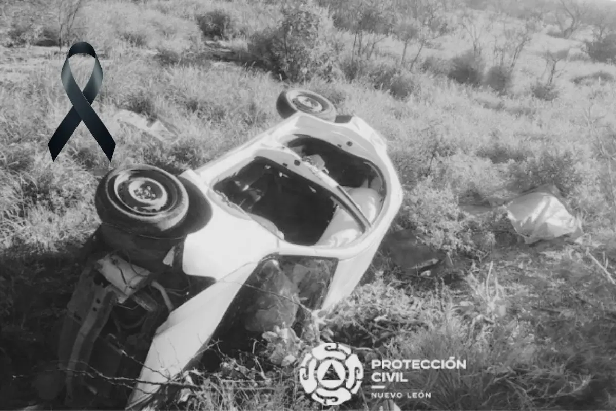 Automóvil volcado en accidente vial Foto: PCNL