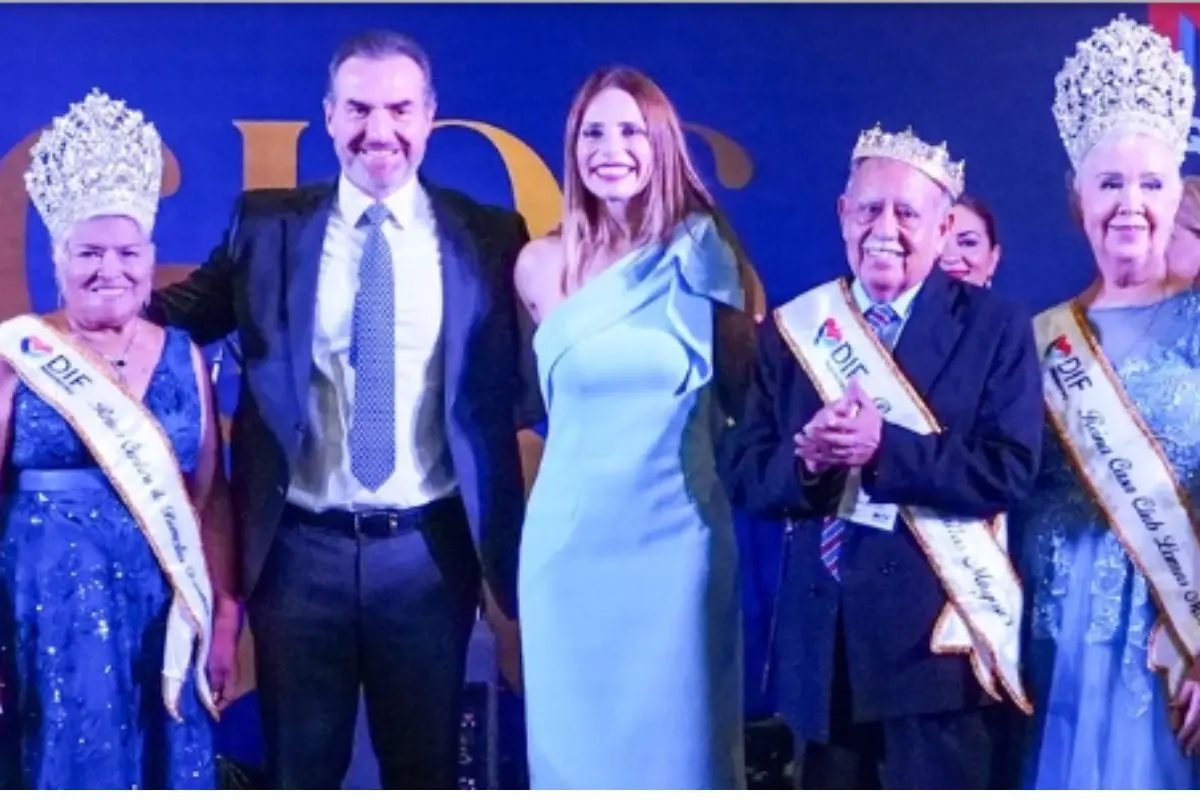 El alcalde de Monterrey, Adrián de la Garza junto a la presidenta del DIF Municipal, Gaby Oyervides.