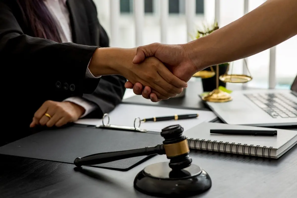 La Fiscalía General de Justicia de Nuevo León impulsa la mediación penal a través del diálogo, llegar a un acuerdo con reparación del daño y sin llegar a un juicio. Foto: Canva