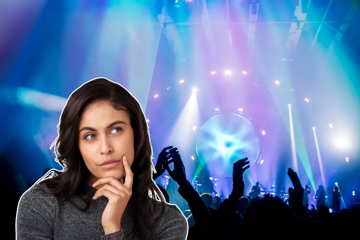 Una mujer pensando y de fondo personas en concierto. Foto: Canva