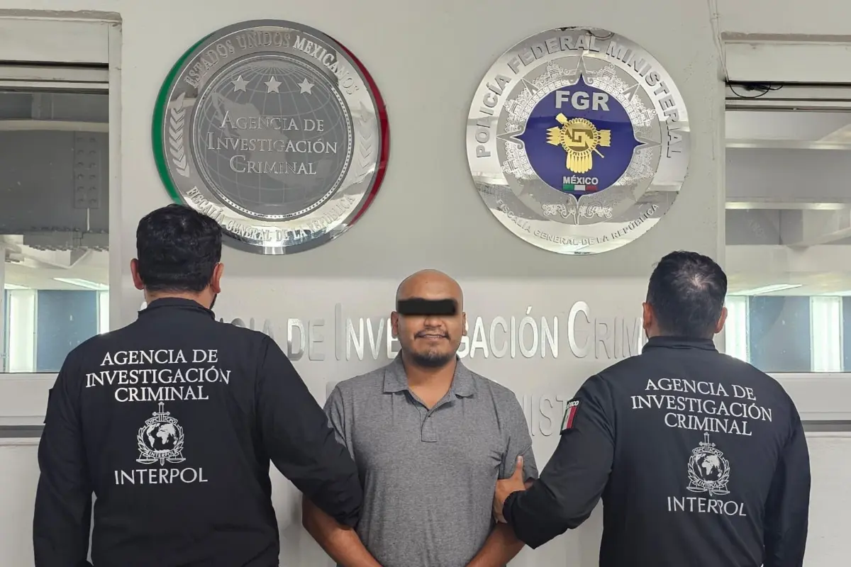 Gabriel N resguardado por elementos de la Interpol Foto: X(Twitter) @OHarfuch