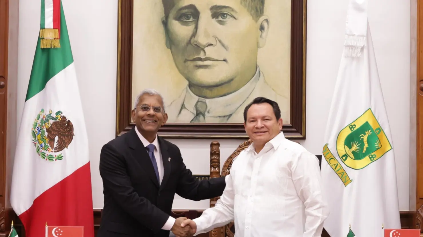 El Gobernador de Yucatán, Joaquín Díaz Mena y el embajador extraordinario y plenipotenciario no residente de Singapur en México, Gerald Singham, se reunieron este viernes en Palacio de Gobierno.- Fuente Gobierno del Estado